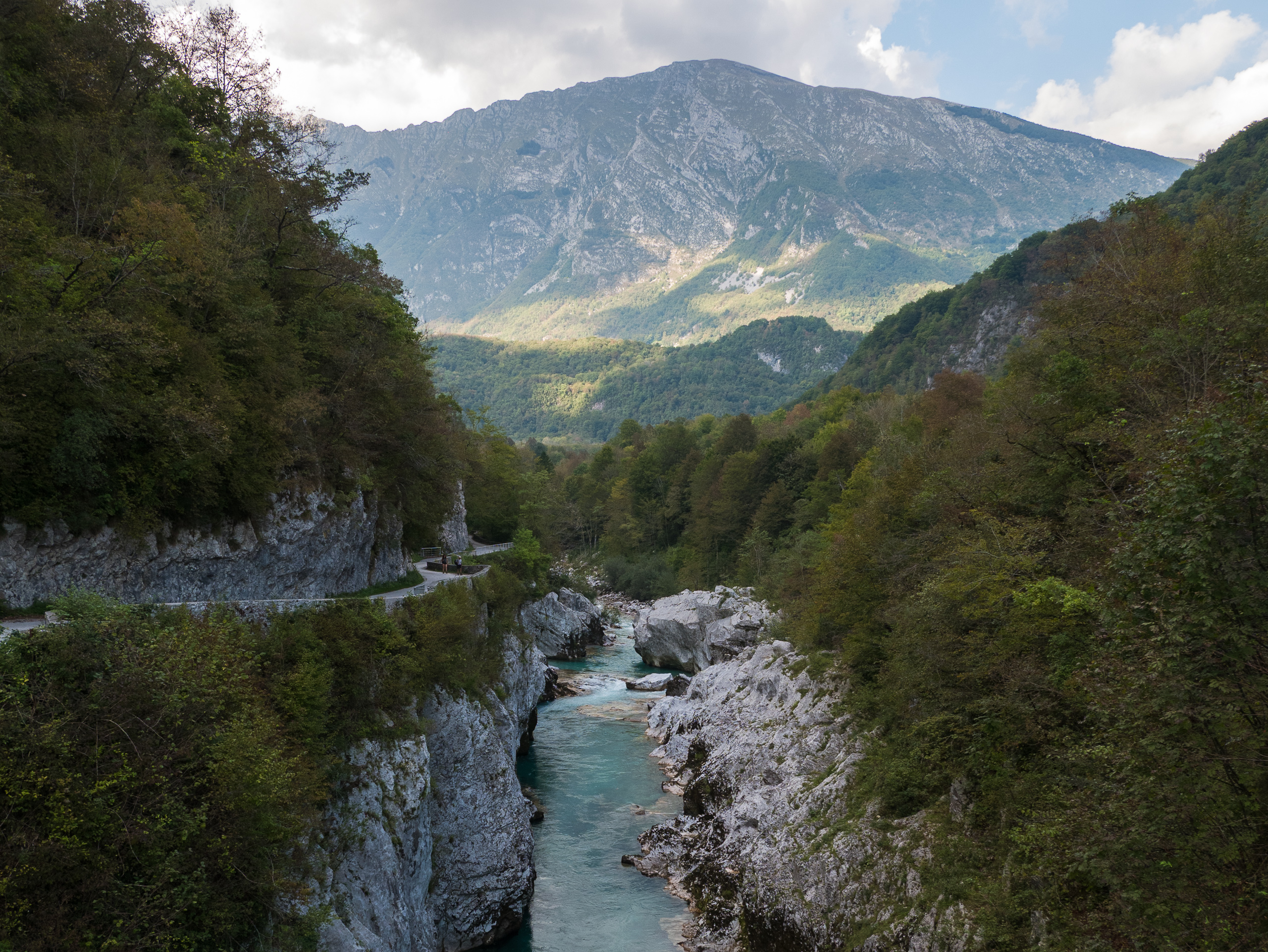 Die Straße hoch über der türkisen Soča vor dem Krn